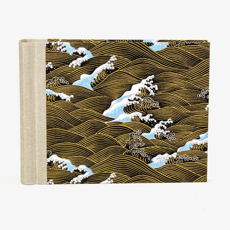 Fotoalbum-15x20cm-Blaupause-30blatt-Mit-Chiyogami-Nami-gold-weiss-blau-auf-schwarz-bezogen-Produktansicht-Seitlich