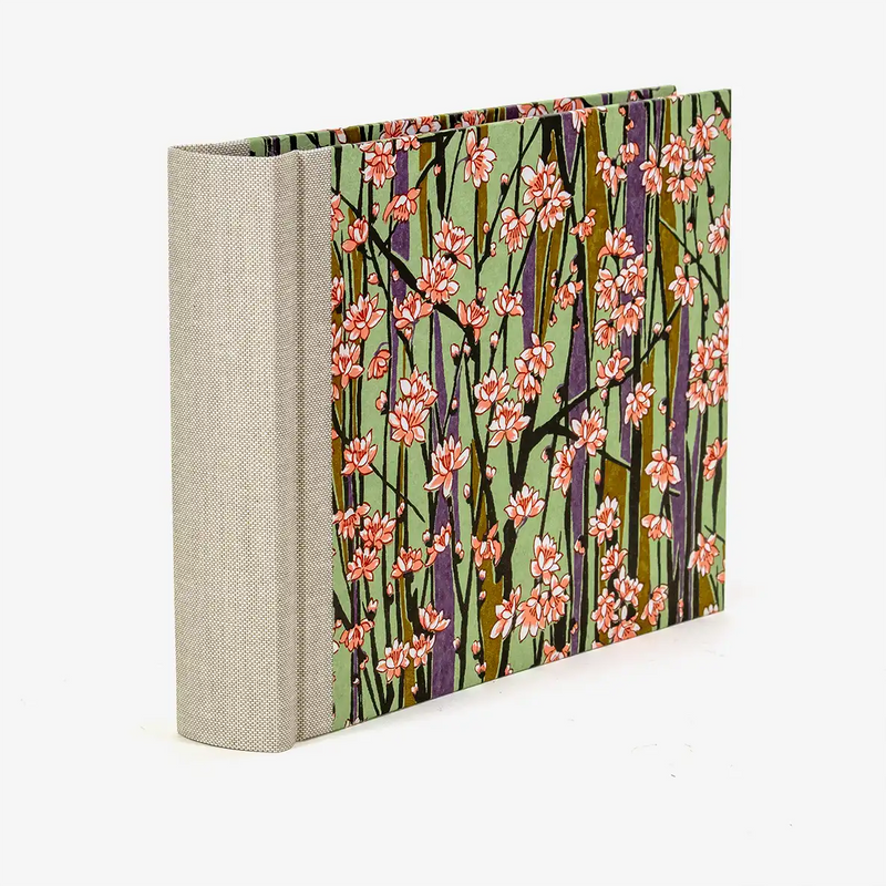 Fotoalbum-15x20cm-Blaupause-30blatt-Mit-Chiyogami-blueten-am-zweig-auf-gruen-bezogen-Produktansicht-Seitlich-von-hinten