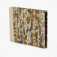 Fotoalbum-15x20cm-Blaupause-30blatt-Mit-Chiyogami-blueten-am-zweig-auf-gruenbezogen-Produktansicht-Seitlich-von-vorn