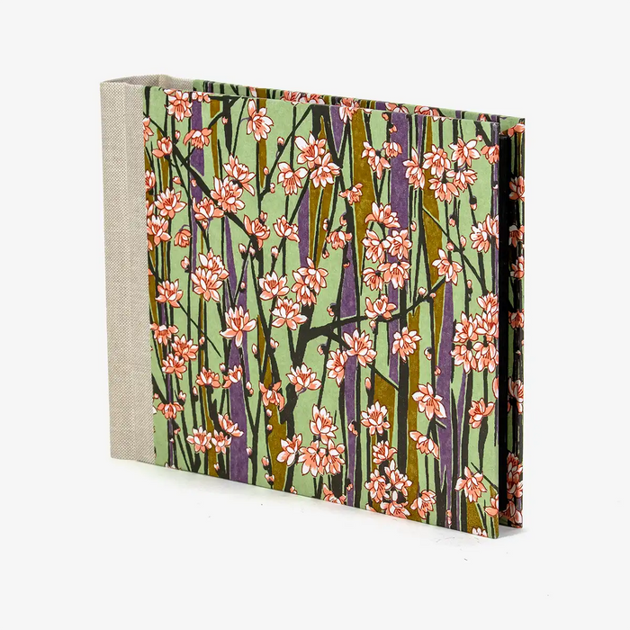 Fotoalbum-15x20cm-Blaupause-30blatt-Mit-Chiyogami-blueten-am-zweig-auf-gruenbezogen-Produktansicht-Seitlich-von-vorn