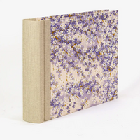 Fotoalbum-15x20cm-Blaupause-30blatt-Mit-Chiyogami-kleine-weisse-blueten-amzweig-auf-flieder-bezogen-Produktansicht-Seitlich-von-hinten