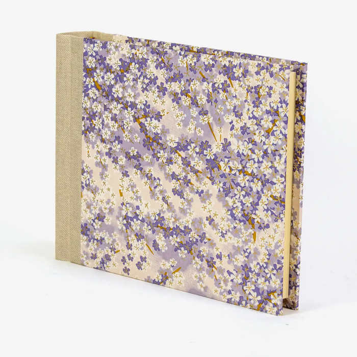 Fotoalbum-15x20cm-Blaupause-30blatt-Mit-Chiyogami-kleine-weisse-blueten-amzweig-auf-flieder-bezogen-Produktansicht-Seitlich-von-vorn