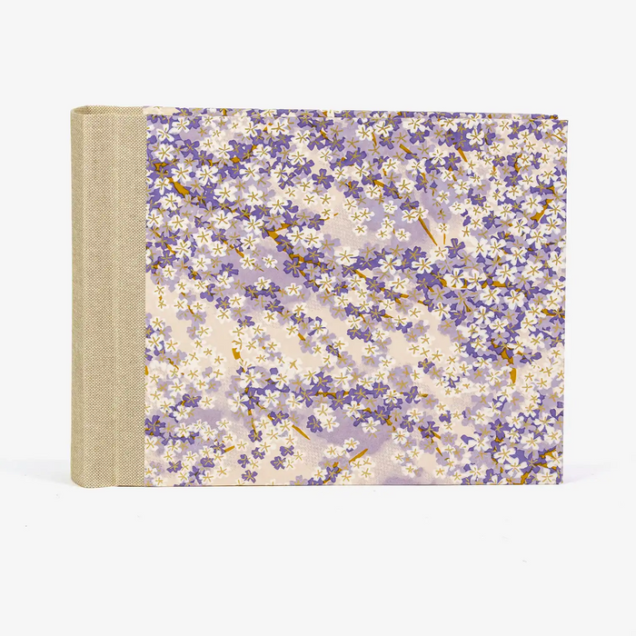 Fotoalbum-15x20cm-Blaupause-30blatt-Mit-Chiyogami-kleine-weisse-blueten-amzweig-auf-flieder-bezogen-Produktansicht-Seitlich