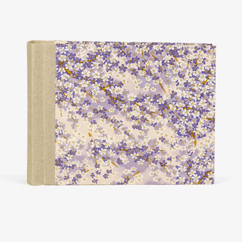 Fotoalbum-15x20cm-Blaupause-30blatt-Mit-Chiyogami-kleine-weisse-blueten-amzweig-auf-flieder-bezogen-Produktansicht-Seitlich