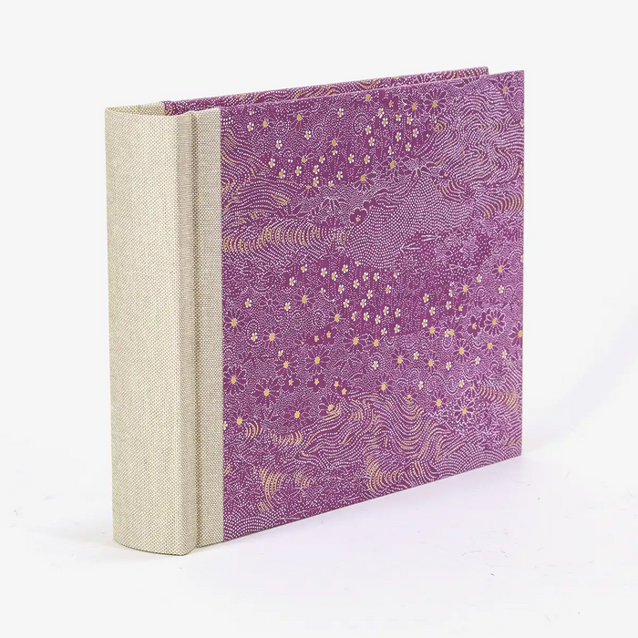 Fotoalbum-15x20cm-Blaupause-30blatt-Mit-Chiyogami-wiese-mit-kleinen-Blumen-auf-pink-bezogen-Produktansicht-Seitlich-von-hinten