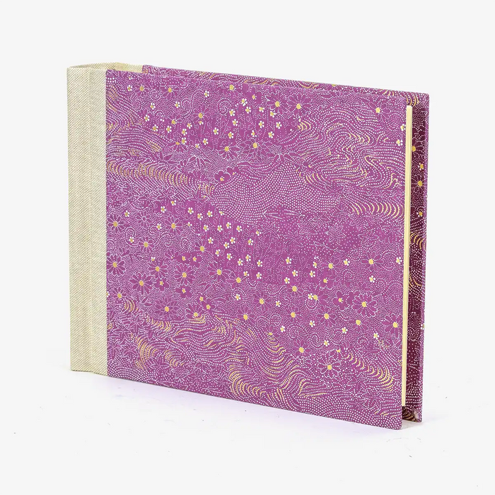 Fotoalbum-15x20cm-Blaupause-30blatt-Mit-Chiyogami-wiese-mit-kleinen-Blumen-auf-pink-bezogen-Produktansicht-Seitlich-von-vorn