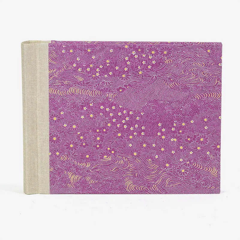 Fotoalbum-15x20cm-Blaupause-30blatt-Mit-Chiyogami-wiese-mit-kleinen-Blumen-auf-pink-bezogen-Produktansicht-von-vorn
