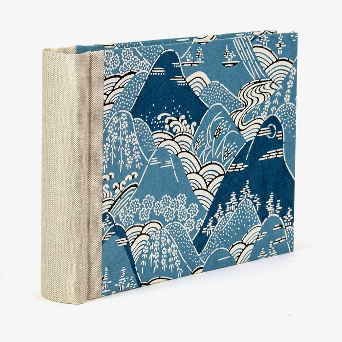 Fotoalbum-15x20cm-Blaupause-30blatt-Mit-KAtazome-Shi-blaue-Berge-bezogen-Produktansicht-Seitlich-von-hinten