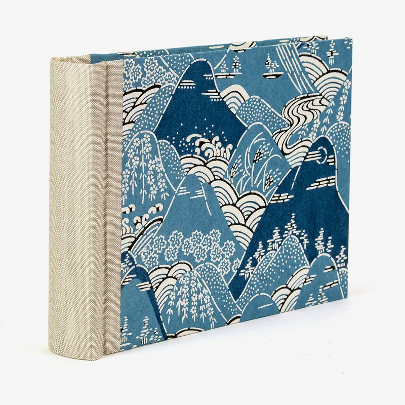Fotoalbum-15x20cm-Blaupause-30blatt-Mit-KAtazome-Shi-blaue-Berge-bezogen-Produktansicht-Seitlich-von-hinten
