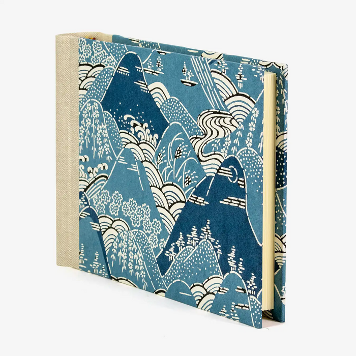 Fotoalbum-15x20cm-Blaupause-30blatt-Mit-KAtazome-Shi-blaue-Berge-bezogen-Produktansicht-Seitlich-von-vorn