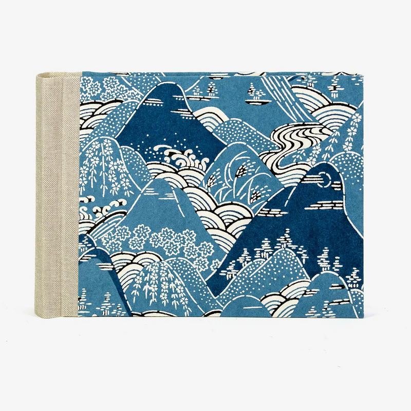Fotoalbum-15x20cm-Blaupause-30blatt-Mit-KAtazome-Shi-blaue-Berge-bezogen-Produktansicht-Seitlich