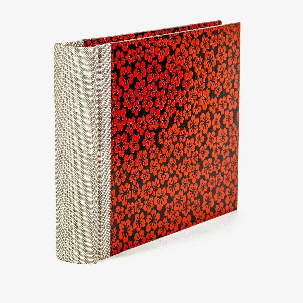 Fotoalbum-15x20cm-Blaupause-30blatt-Mit-LAckpapier-kleine-rote-blumen-auf-schwarz-bezogen-Produktansicht-Seitlich-von-hinten