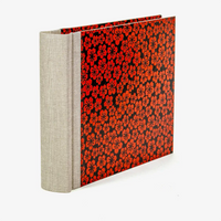 Fotoalbum-15x20cm-Blaupause-30blatt-Mit-LAckpapier-kleine-rote-blumen-auf-schwarz-bezogen-Produktansicht-Seitlich-von-hinten