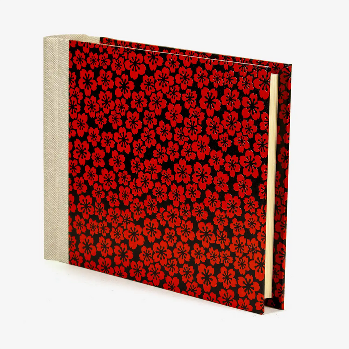 Fotoalbum-15x20cm-Blaupause-30blatt-Mit-LAckpapier-kleine-rote-blumen-auf-schwarz-bezogen-Produktansicht-Seitlich-von-vorn