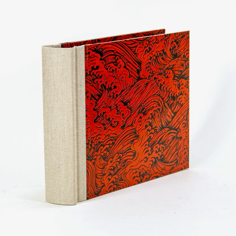 Fotoalbum-15x20cm-Blaupause-30blatt-Mit-Lackpapier-welle-rot-auf-schwarz-bezogen-Produktansicht-Seitlich-von-hinten