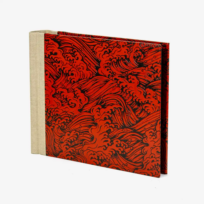 Fotoalbum-15x20cm-Blaupause-30blatt-Mit-Lackpapier-welle-rot-auf-schwarz-bezogen-Produktansicht-Seitlich-von-vorn