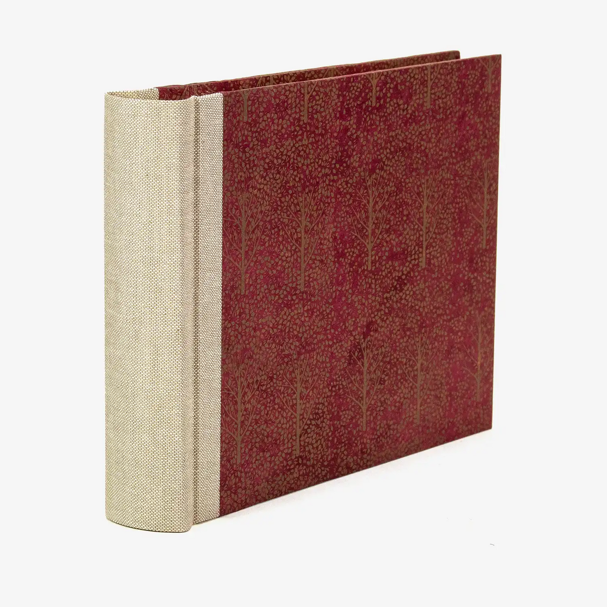 Fotoalbum-15x20cm-Blaupause-30blatt-Mit-Lokta-Baeume-gold-auf-dunkelrot-bezogen-Produktansicht-Seitlich-von-hinten