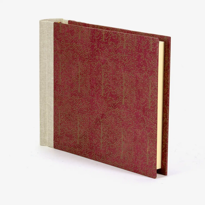 Fotoalbum-15x20cm-Blaupause-30blatt-Mit-Lokta-Baeume-gold-auf-dunkelrot-bezogen-Produktansicht-Seitlich-von-vorn
