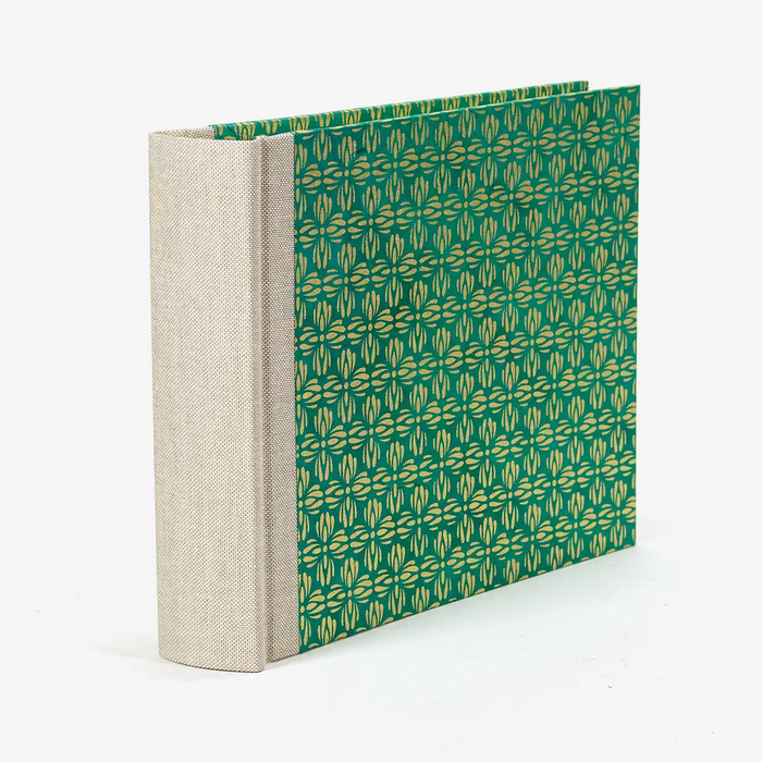 Fotoalbum-15x20cm-Blaupause-30blatt-Mit-Lokta-Papier-goldenesBluetenornamentaufgruen-bezogen-Produktansicht-Seitlich-von-hinten