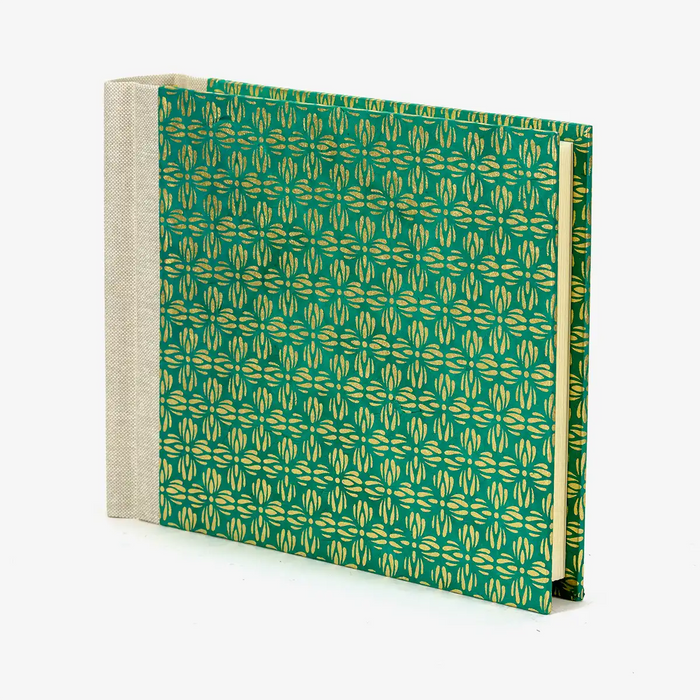Fotoalbum-15x20cm-Blaupause-30blatt-Mit-Lokta-Papier-goldenesBluetenornamentaufgruen-bezogen-Produktansicht-Seitlich-von-vorn