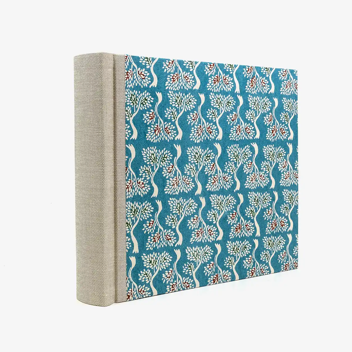 Fotoalbum-20x23cm-60Seiten-creme-Fotokarton-cover-Katazome-Shi-Papier-Motiv-Baeume-auf-hellblau-seitlich-hinten