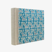 Fotoalbum-20x23cm-60Seiten-creme-Fotokarton-cover-Katazome-Shi-Papier-Motiv-Baeume-auf-hellblau-seitlich-hinten