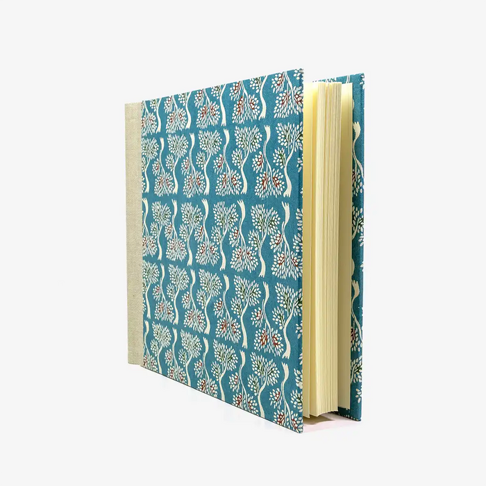 Fotoalbum-20x23cm-60Seiten-creme-Fotokarton-cover-Katazome-Shi-Papier-Motiv-Baeume-auf-hellblau-seitlich.vorn