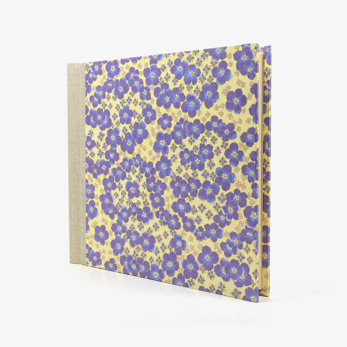 Fotoalbum-20x23cm-60Seiten-creme-Fotokarton-cover-chiyogami-Papier-Motiv-Blumen-cream-purple-ivory-seitlich-vorn