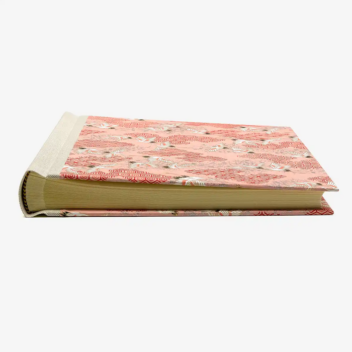 Fotoalbum-20x23cm-60Seiten-creme-Fotokarton-cover-chiyogami-Papier-Motiv-Kraniche-weiss-silber-gold-auf-pink-liegend