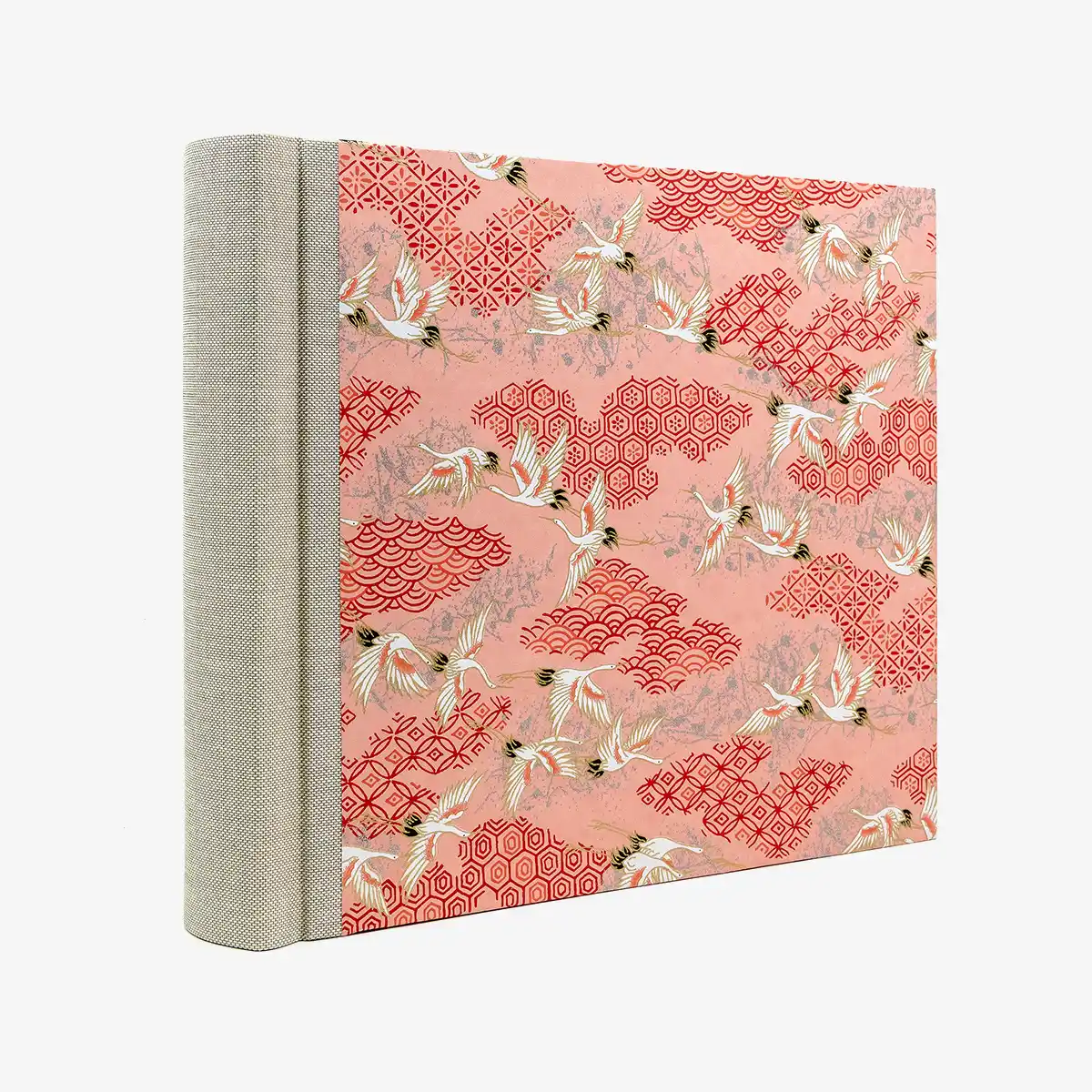 Fotoalbum-20x23cm-60Seiten-creme-Fotokarton-cover-chiyogami-Papier-Motiv-Kraniche-weiss-silber-gold-auf-pink-seitlich-hinten