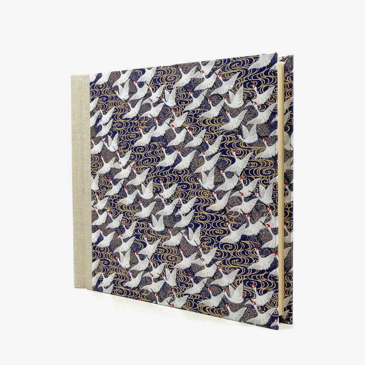 Fotoalbum-20x23cm-60Seiten-creme-Fotokarton-cover-chiyogami-Papier-Motiv-Weisse-Kraniche-auf-blau-seitlich-vorn