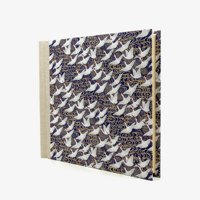 Fotoalbum-20x23cm-60Seiten-creme-Fotokarton-cover-chiyogami-Papier-Motiv-Weisse-Kraniche-auf-blau-seitlich-vorn