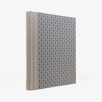 Fotoalbum-24x20cm-40-Seiten-cover-CartaVArese-Motiv-gewebt-blau-Cover-seitlich-von-hinten
