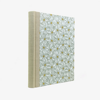 Fotoalbum-24x20cm-40-Seiten-cover-LoktaPapier-Motiv-Gaensebluemchen-mildes-blau-weiss-gold-Cover-seitlich-von-hinten