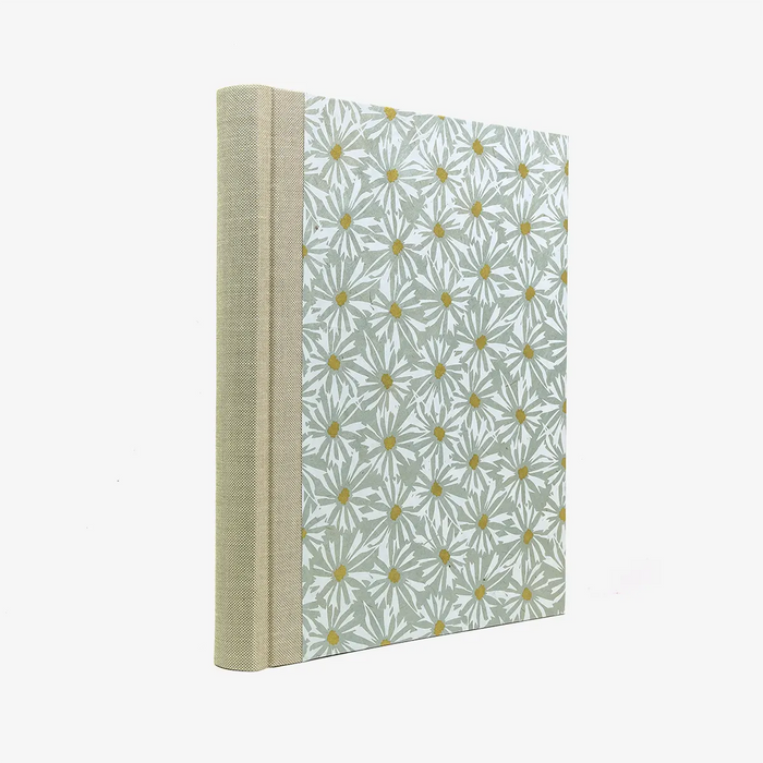 Fotoalbum-24x20cm-40-Seiten-cover-LoktaPapier-Motiv-Gaensebluemchen-mildes-blau-weiss-gold-Cover-seitlich-von-hinten