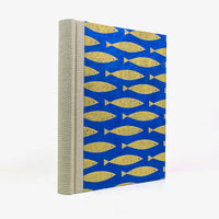 Fotoalbum-24x20cm-40-Seiten-cover-LoktaPapier-Motiv-goldene-Fische-auf-blau-Cover-seitlich-von-hinten