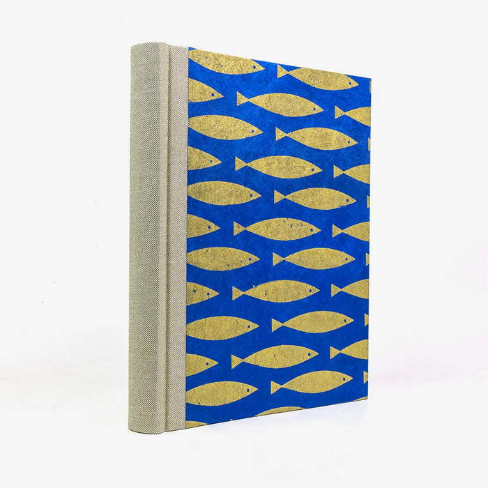 Fotoalbum-24x20cm-40-Seiten-cover-LoktaPapier-Motiv-goldene-Fische-auf-blau-Cover-seitlich-von-hinten