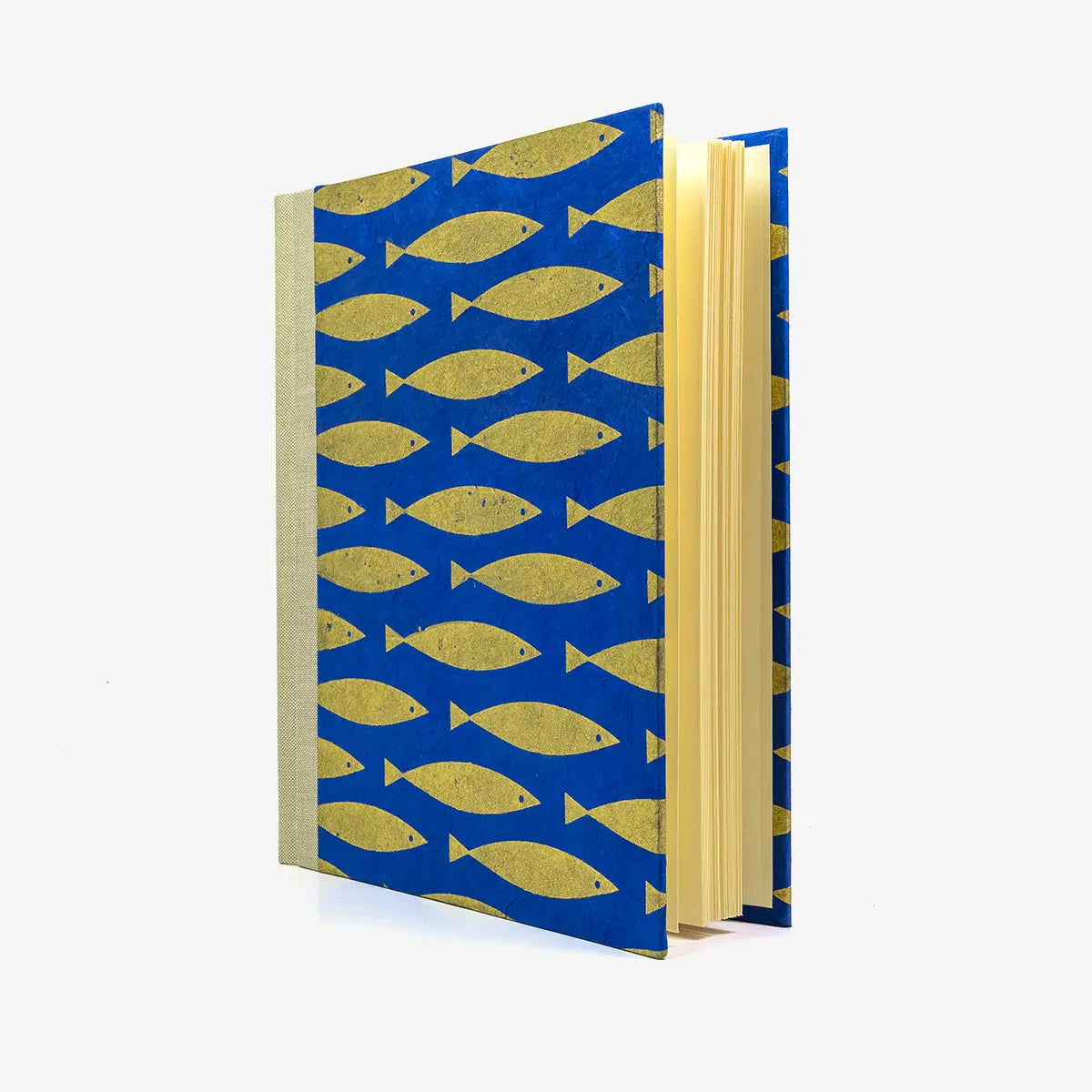 Fotoalbum-24x20cm-40-Seiten-cover-LoktaPapier-Motiv-goldene-Fische-auf-blau-Cover-seitlich-von-vorn