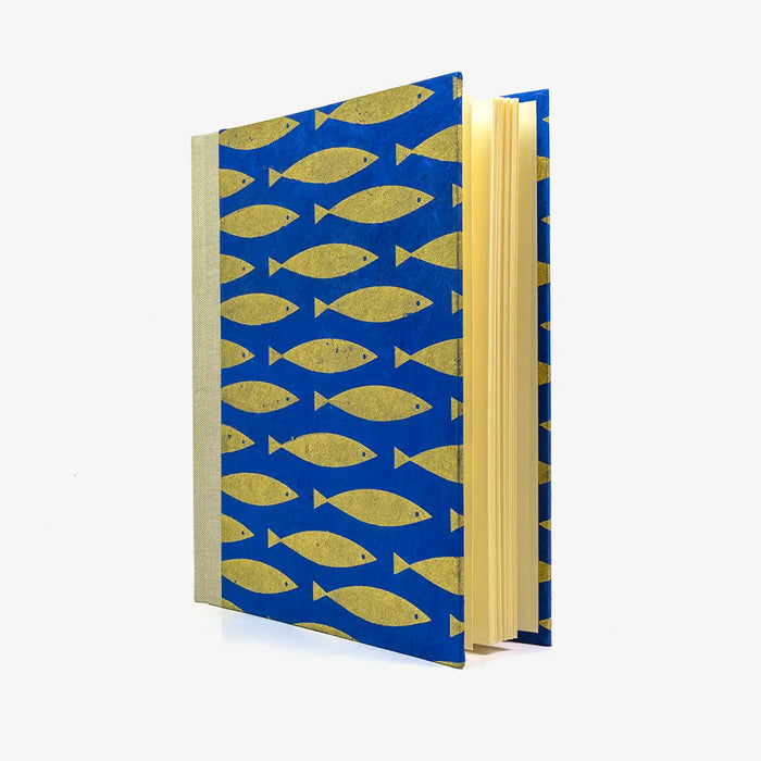 Fotoalbum-24x20cm-40-Seiten-cover-LoktaPapier-Motiv-goldene-Fische-auf-blau-Cover-seitlich-von-vorn