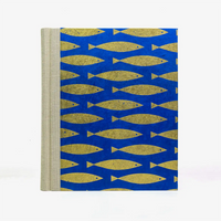 Fotoalbum-24x20cm-40-Seiten-cover-LoktaPapier-Motiv-goldene-Fische-auf-blau-Cover-von-vorn