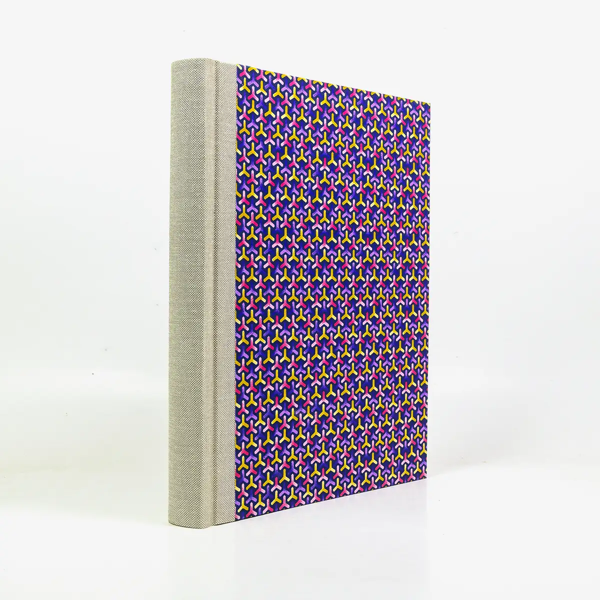 Fotoalbum-24x20cm-40-Seiten-cover-chiyogamiPapier-Motiv-Flechtmuster-purple-Pink-Cover-seitlich-von-hinten