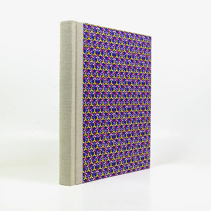 Fotoalbum-24x20cm-40-Seiten-cover-chiyogamiPapier-Motiv-Flechtmuster-purple-Pink-Cover-seitlich-von-hinten