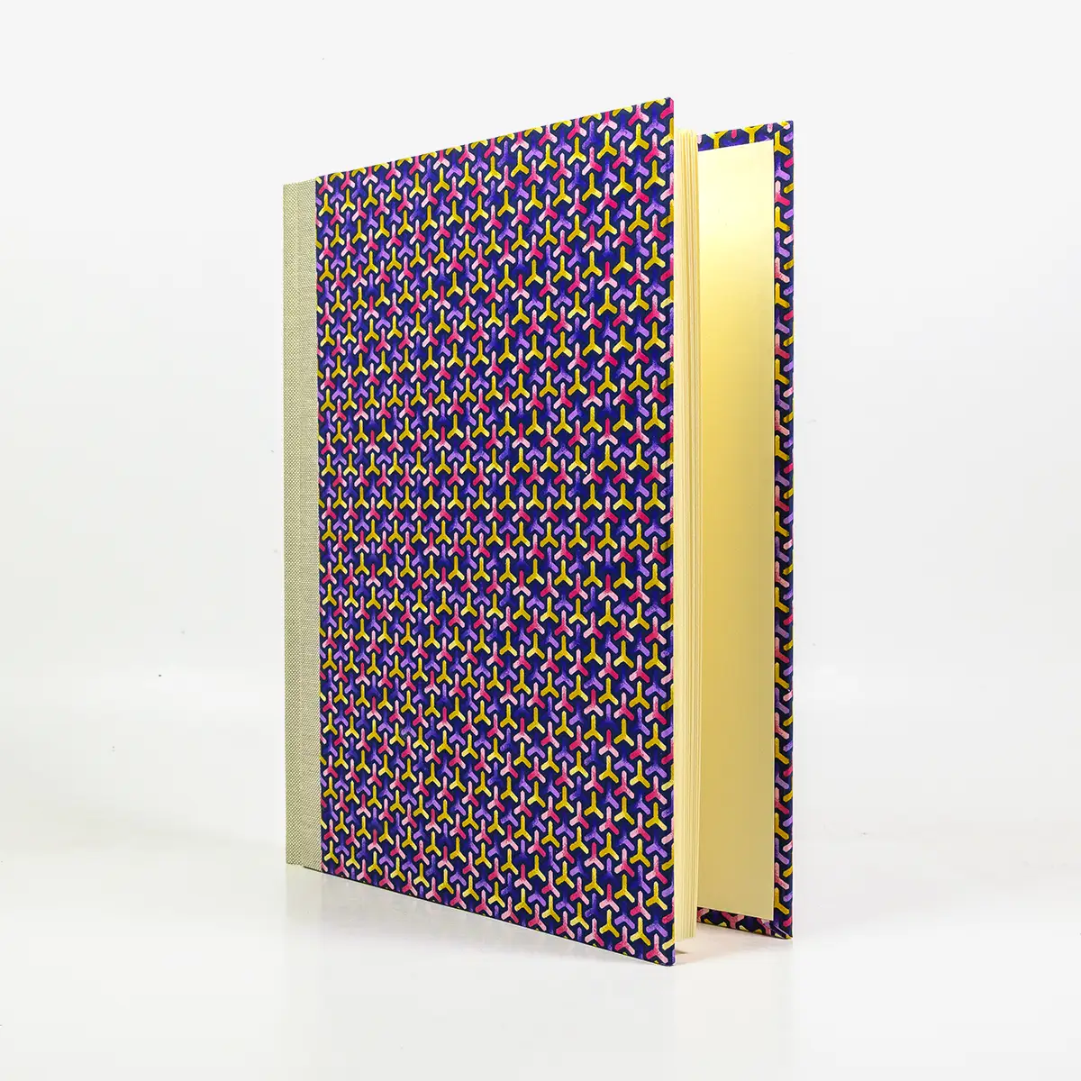 Fotoalbum-24x20cm-40-Seiten-cover-chiyogamiPapier-Motiv-Flechtmuster-purple-Pink-Cover-seitlich-von-vorn