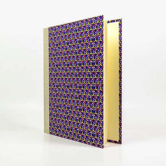 Fotoalbum-24x20cm-40-Seiten-cover-chiyogamiPapier-Motiv-Flechtmuster-purple-Pink-Cover-seitlich-von-vorn