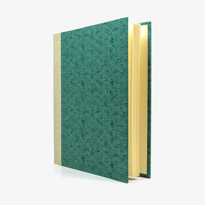 Fotoalbum-24x20cm-40-Seiten-cover-chiyogamiPapier-Motiv-Hempf-muster-gruen-Cover-seitlich-von-vorn