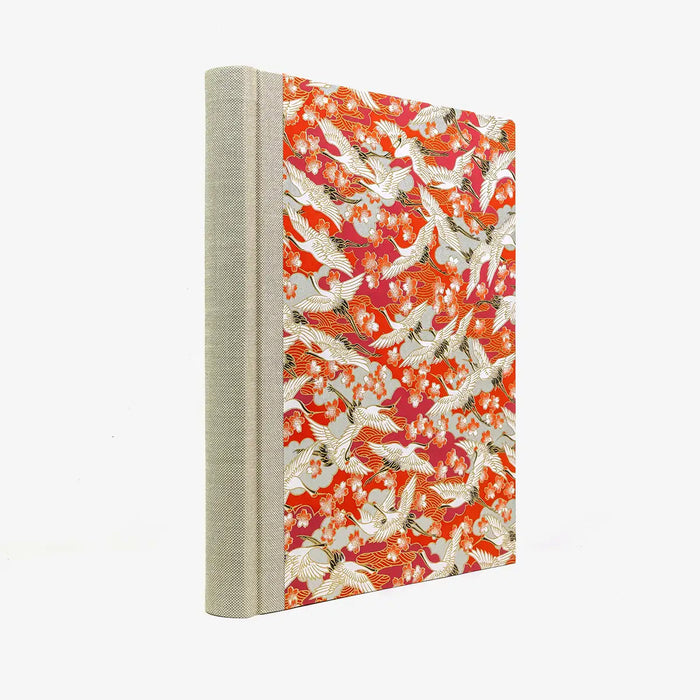 Fotoalbum-24x20cm-40-Seiten-cover-chiyogamiPapier-Motiv-Kraniche-rot-Cover-seitlich-von-hinten
