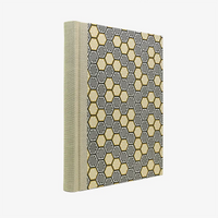 Fotoalbum-24x20cm-40-Seiten-cover-chiyogamiPapier-Motiv-Waben-gold-schwarz-Cover-seitlich-von-hinten