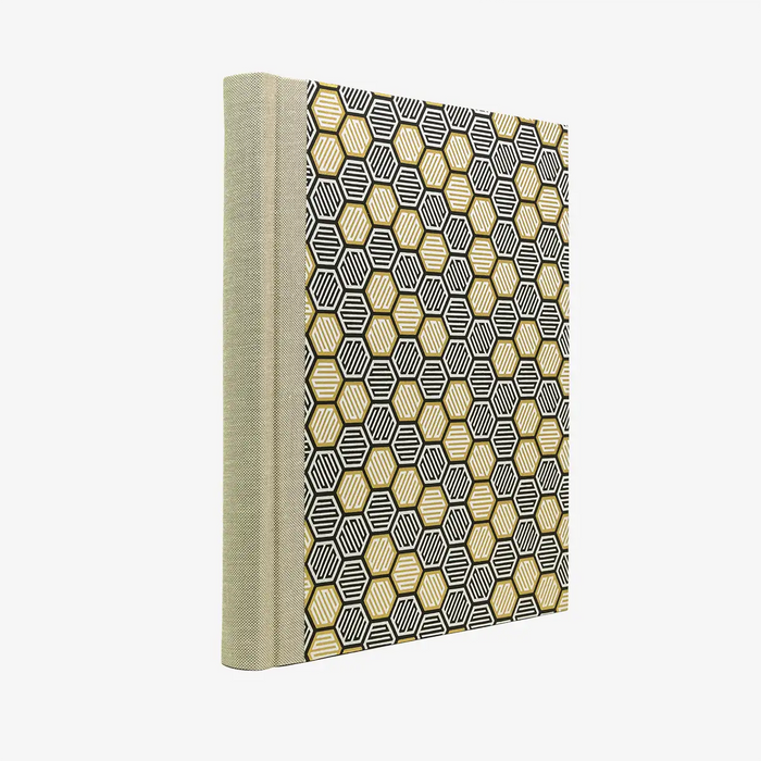 Fotoalbum-24x20cm-40-Seiten-cover-chiyogamiPapier-Motiv-Waben-gold-schwarz-Cover-seitlich-von-hinten