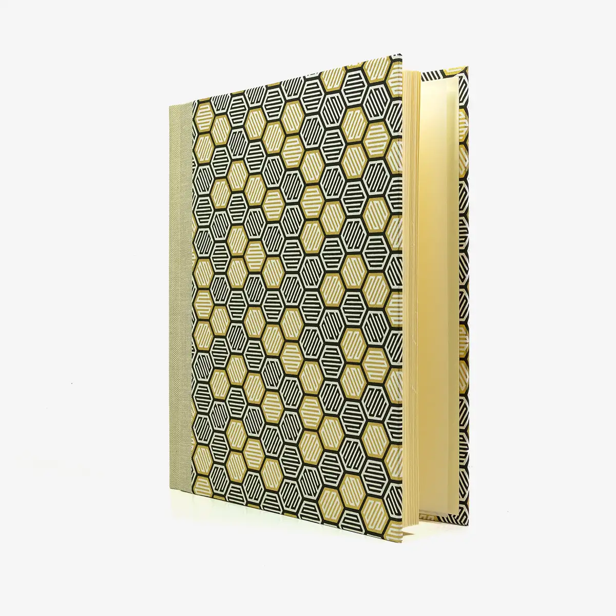 otoalbum-24x20cm-40-Seiten-cover-chiyogamiPapier-Motiv-Waben-gold-schwarz-Cover-seitlich-von-vorn