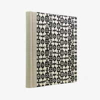 Fotoalbum-24x20cm-40-Seiten-cover-katazome-.shi-Papier-Motiv-schwarzes-ornament-Cover-seitlich-von-hinten